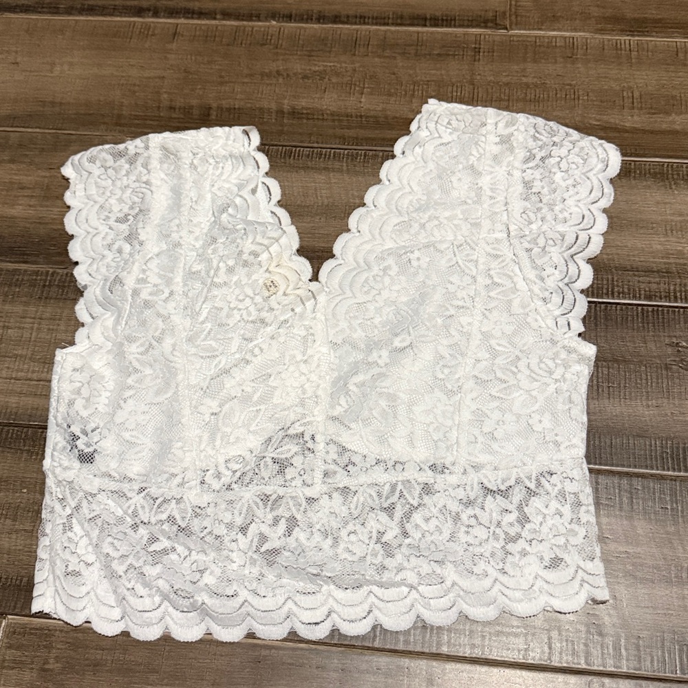 New POL Lace Short Sleeve V Neck Cropped Top with Scallop Detail - Picture 3 of 9
